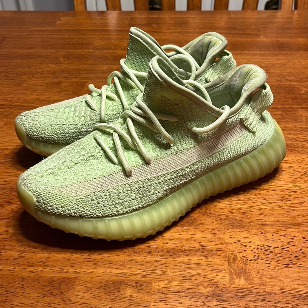 MAKE OFFERS!!! Yeezy 350 v2 glow 2019 size 5.5 good condition
